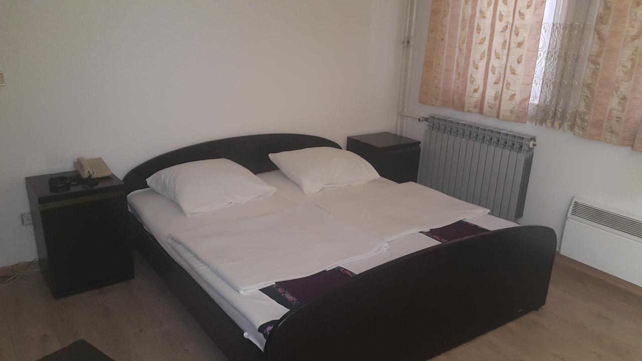 Motel Luxor Високо Екстериор снимка